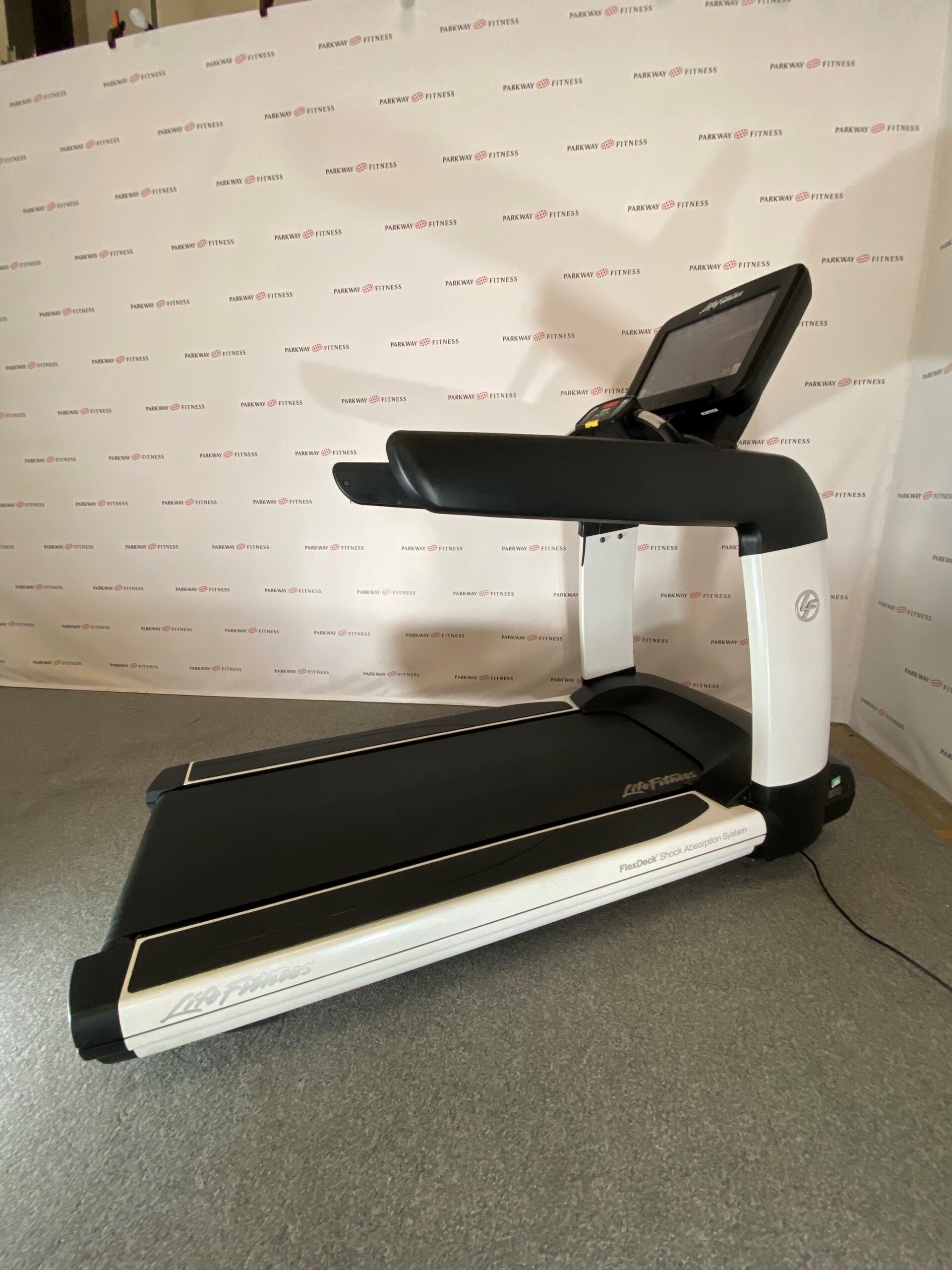 Life Fitness Elevation 95T Treadmill Discover SE Console - Parkway Fitness
